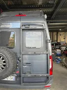 porte-tout-sur-porte-arriere-droite-mercedes-sprinter-apres-2018-2