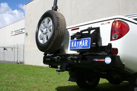 MITSUBISHI L200>06 BENNE COURTE PORTE-JERRYCAN DROIT  KAYMAR