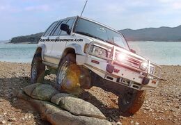 ISUZU TROOPER équipements renforcés raids 4x4