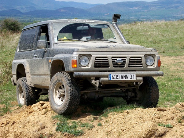 NISSAN PATROL Y60 3P 2.8 L TD AVANT LOURD 4X4 la paire