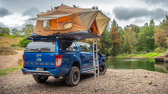 Tente de camping escamotable pour toit de voiture pour 2 personnes Napier  avec double toit, grand matelas en mousse et échelle réglable